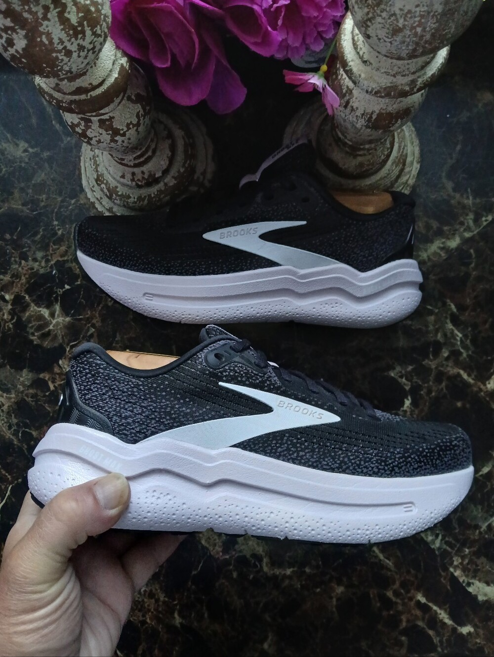 Brooks Ghost Max 2 Super Comfort/Athletic Medical Field Shoes Size 7 for Women